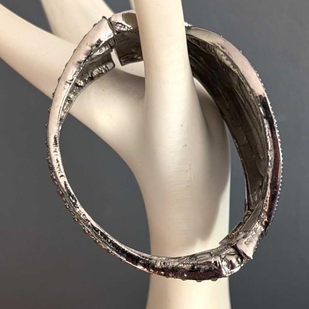Gray metal hinge closure bracelet with black bead detail - Picture 3 of 14